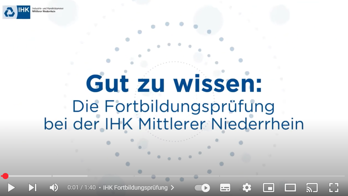 Startbildschirm eines Videos mit dem Logo der IHK Mittlerer Niederrhein links oben und dem Text „Gut zu wissen: Die Fortbildungsprüfung bei der IHK Mittlerer Niederrhein“ auf weißem Hintergrund mit dezenten grauen Punkten.