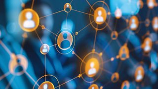 Abstrakte Darstellung eines digitalen Netzwerks. Mehrere orangefarbene Symbole von Personen sind durch Linien und Knoten miteinander verbunden, die auf einem blauen Hintergrund schweben. Die Bildsprache vermittelt die Idee von Vernetzung, Kommunikation und Zusammenarbeit in einem digitalen oder sozialen Netzwerk.