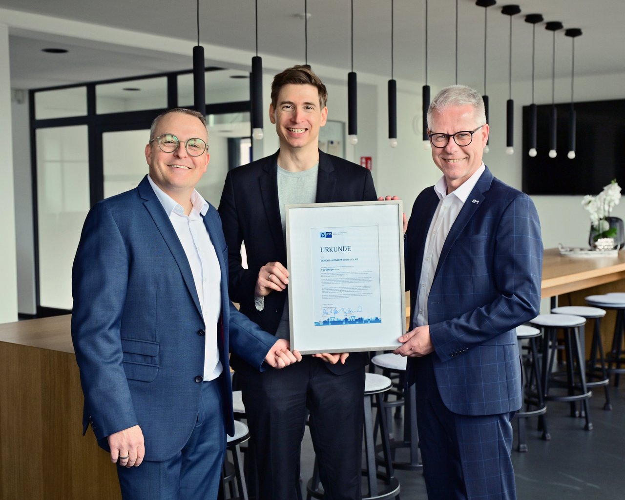 IHK-Hauptgeschäftsführer Jürgen Steinmetz (r.) gratulierte der DERICHS u KONERTZ GmbH u Co. KG in Krefeld zum Jubiläum (v.l.): Geschäftsführer der Baugesellschaft Stefan Keulen und Gesellschafter Maximilian Derichs-Gruber.