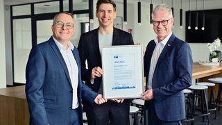 IHK-Hauptgeschäftsführer Jürgen Steinmetz (r.) gratulierte der DERICHS u KONERTZ GmbH u Co. KG in Krefeld zum Jubiläum (v.l.): Geschäftsführer der Baugesellschaft Stefan Keulen und Gesellschafter Maximilian Derichs-Gruber.