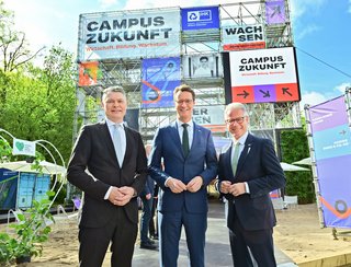 IHK-Hauptgeschäftsführer Jürgen Steinmetz (r.) begrüßte Ministerpräsident Hendrik Wüst (M.) und den Landtagsabgeordneten Dr. Jörg Geerlings auf dem Campus Zukunft in Neuss. 