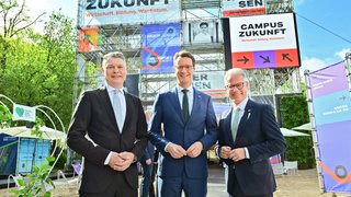 IHK-Hauptgeschäftsführer Jürgen Steinmetz (r.) begrüßte Ministerpräsident Hendrik Wüst (M.) und den Landtagsabgeordneten Dr. Jörg Geerlings auf dem Campus Zukunft in Neuss. 