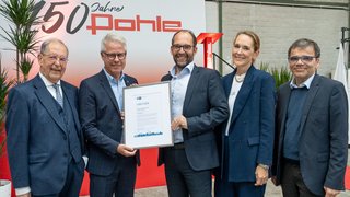 IHK-Hauptgeschäftsführer Jürgen Steinmetz (2.v.l.) und IHK-Vizepräsident Dr. Claus Schwenzer (r.) überreichten Heinz Schmidt, ehemaliger Geschäftsführer, und seinen Kindern Henrik Schmidt und Stephanie Grunwald, die die Geschäfte der Carl Pohle GmbH & Co. KG heute führen, eine Jubiläumsurkunde. 