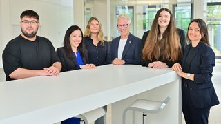 IHK-Hauptgeschäftsführer Jürgen Steinmetz (3.v.r.) und IHK-Ausbildungsverantwortliche Truc Ly Nguyen (2.v.l.) begrüßten die neuen IHK-Auszubildenden Goga Mikeladze, Ina Intveen (3.v.l.), Patricia Overbeck (2.v.r.) und Halyna Lukashyshyna.