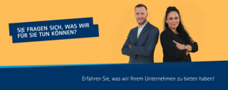 Das Team von "IHK vor Ort" steht vor einem orangefarbenen Hintergrund mit verschränkten Armen. Links im Bild steht ein dunkelblauer Kasten mit weißem Text: „Sie fragen sich, was wir für Sie tun können?“ Unten auf blauem Hintergrund der Text: „Erfahren Sie, was wir Ihrem Unternehmen zu bieten haben!“