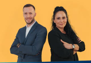 Das Team von "IHK vor Ort" steht vor einem orangefarbenen Hintergrund mit verschränkten Armen. Links im Bild steht ein dunkelblauer Kasten mit weißem Text: „Sie fragen sich, was wir für Sie tun können?“ Unten auf blauem Hintergrund der Text: „Erfahren Sie, was wir Ihrem Unternehmen zu bieten haben!“