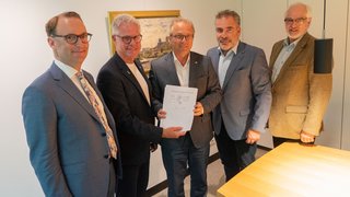 Nach der Unterzeichnung der Kaufoption für das Wendersplatz-Areal (v.l.): Notar Dr. Paul Terner, IHK-Hauptgeschäftsführer Jürgen Steinmetz, Bürgermeister Reiner Breuer, Andreas Galland (Leiter des Rechtsamts der Stadt Neuss) und Dr. Stefan Lock (Geschäftsführer Stadthafen Neuss GmbH & Co. KG).