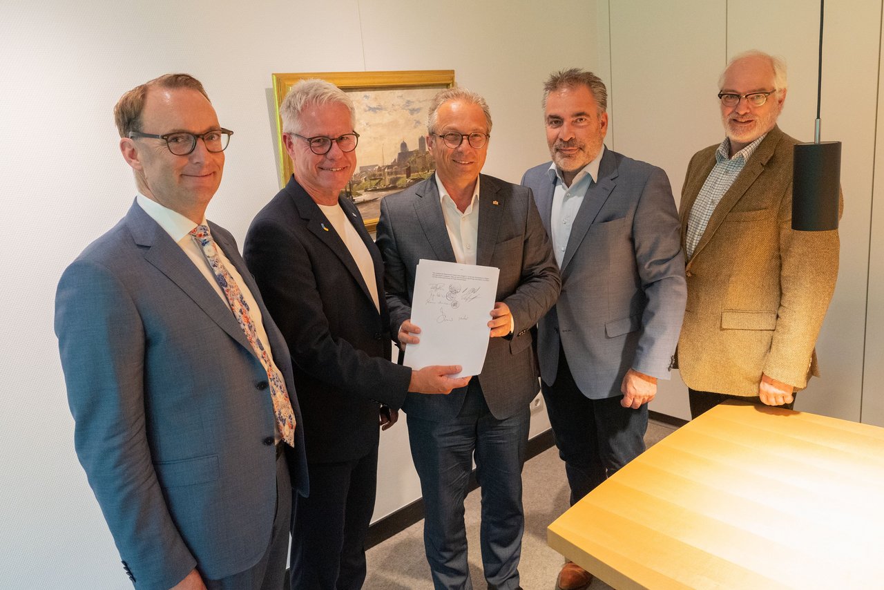Nach der Unterzeichnung der Kaufoption für das Wendersplatz-Areal (v.l.): Notar Dr. Paul Terner, IHK-Hauptgeschäftsführer Jürgen Steinmetz, Bürgermeister Reiner Breuer, Andreas Galland (Leiter des Rechtsamts der Stadt Neuss) und Dr. Stefan Lock (Geschäftsführer Stadthafen Neuss GmbH & Co. KG).