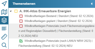 Ausschnitt aus dem IHK-Atlas Erneuerbare Energien mit dem geöffneten Themenbereich „Windkraftanlagen“. Es sind vier Einträge sichtbar: „Windkraftanlagen Bestand“ und „Windkraftanlagen geplant“ (beide mit rotem, nicht aktivierten Kontrollkästchen), „Windkraftanlagen Potenziale nach Flächennutzungsplänen und Regionalplan Düsseldorf“ (grau hinterlegt, nicht aktiviert), und „Windkraftanlagen Potenziale nach LANUV NRW 2023“ (grünes Häkchen, aktiviert). Alle Einträge sind mit dem Stand vom 02.12.2024 gekennzeichnet.