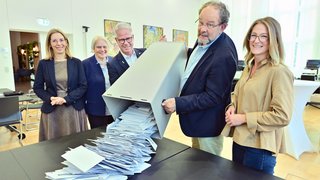 Vor der Auszählung der Vollversammlungswahl der IHK Mittlerer Niederrhein (v.l.): Dr. Inke Wolff (Vizepräsidentin des Landgerichts Krefeld), Angelika Vermeulen (Geschäftsführerin der Vermeulen GmbH und ausscheidendes Mitglied der Vollversammlung), IHK-Hauptgeschäftsführer Jürgen Steinmetz, Ralf Schwartz (ehemaliger Geschäftsführer der Lackwerke Peters GmbH & Co. KG, ausscheidendes Mitglied der Vollversammlung) und IHK-Justiziarin Nicola Schröder.