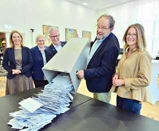 Vor der Auszählung der Vollversammlungswahl der IHK Mittlerer Niederrhein (v.l.): Dr. Inke Wolff (Vizepräsidentin des Landgerichts Krefeld), Angelika Vermeulen (Geschäftsführerin der Vermeulen GmbH und ausscheidendes Mitglied der Vollversammlung), IHK-Hauptgeschäftsführer Jürgen Steinmetz, Ralf Schwartz (ehemaliger Geschäftsführer der Lackwerke Peters GmbH & Co. KG, ausscheidendes Mitglied der Vollversammlung) und IHK-Justiziarin Nicola Schröder.