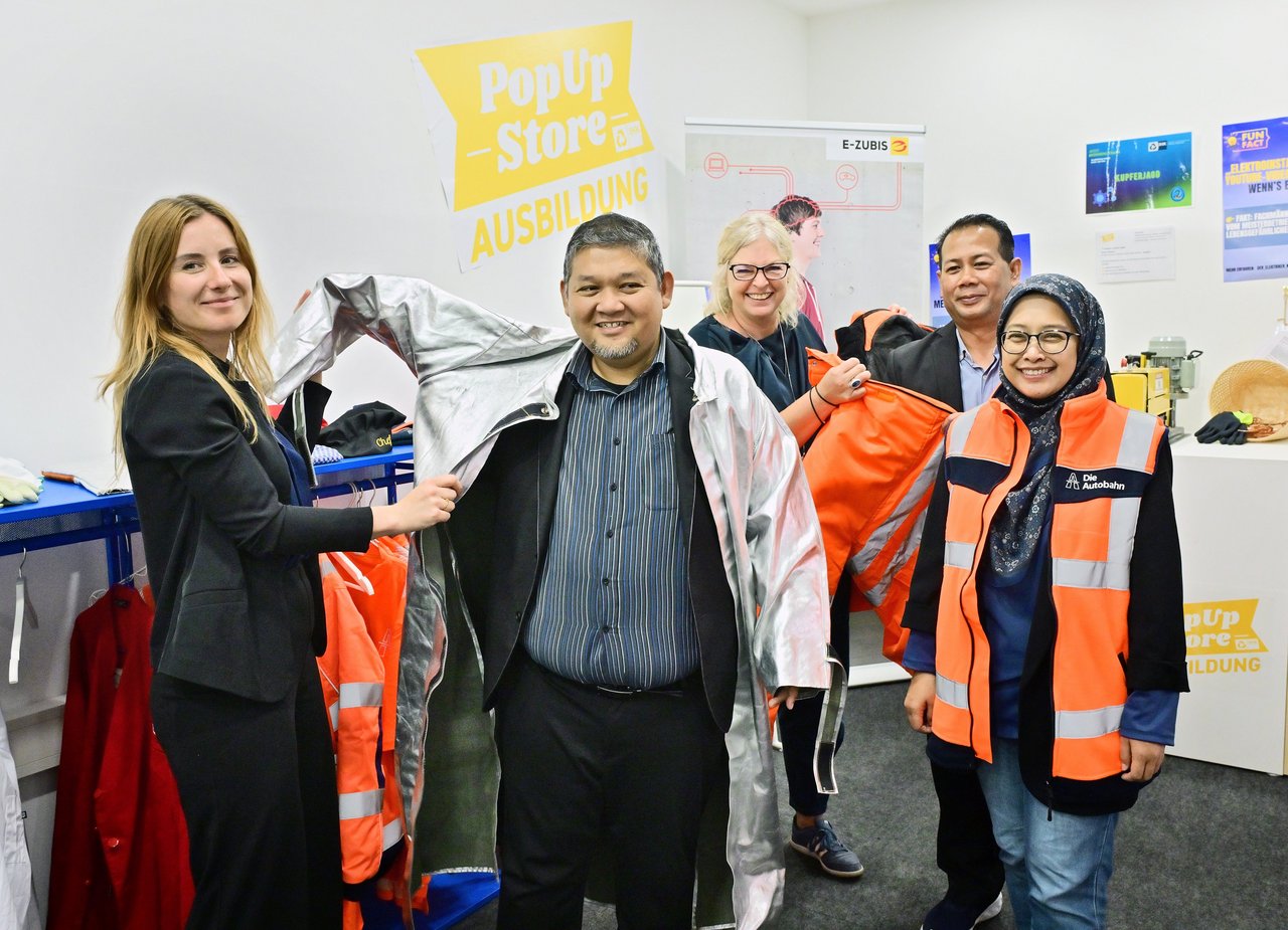 Für die Delegation aus Malaysia stand auch ein Besuch des „IHK Pop-Up-Store Ausbildung“ auf der Agenda. Ella Pauline Belz (l.) und Nicole Linder (M.) tauschten sich mit (v.l.) Azian Bin Hussain, Dr. Faizulizami Binti Osmin und Mohaizad bin Mohamad Daud rund um das Thema Duale Bildung aus. 