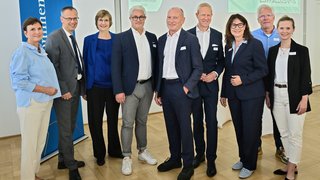 Sie tauschten sich über aktuelle Entwicklungen in der Immobilienbranche aus (v.l.):  Viola Albrecht (MeinWerk Projekt GmbH), Eckart Preen (Wirtschaftsdezernent der Stadt Krefeld), Petra Voßebürger (IKU GmbH), Tobias Carsten Bloemeke (Carpus+Partner AG), Norbert Bienen (bienen + partner Immobilien GmbH), Dirk Peters (Stadtsparkasse Mönchengladbach), Silke Hauser (IHK Mittlerer Niederrhein), Uwe Drange (Betonwerk Andreas Kronen GmbH & Co.KG) und Stephanie Willems-Goduto (IHK Mittlerer Niederrhein). 