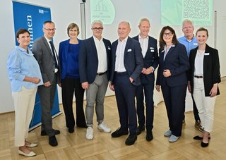 Sie tauschten sich über aktuelle Entwicklungen in der Immobilienbranche aus (v.l.):  Viola Albrecht (MeinWerk Projekt GmbH), Eckart Preen (Wirtschaftsdezernent der Stadt Krefeld), Petra Voßebürger (IKU GmbH), Tobias Carsten Bloemeke (Carpus+Partner AG), Norbert Bienen (bienen + partner Immobilien GmbH), Dirk Peters (Stadtsparkasse Mönchengladbach), Silke Hauser (IHK Mittlerer Niederrhein), Uwe Drange (Betonwerk Andreas Kronen GmbH & Co.KG) und Stephanie Willems-Goduto (IHK Mittlerer Niederrhein). 
