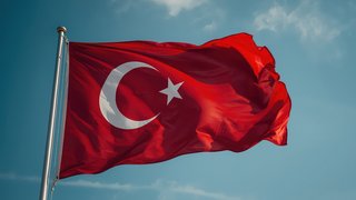 Türkische Flagge am Himmel