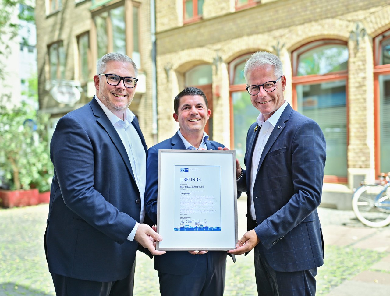 IHK-Hauptgeschäftsführer Jürgen Steinmetz (r.) gratulierte den beiden Geschäftsführern Martin Spitzmüller (l.) und Philipp Mehdorn und überreichte eine Urkunde. 