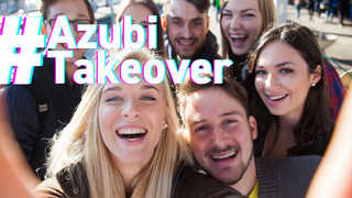 Eine Gruppe junger Menschen macht gemeinsam ein fröhliches Selfie im Freien. Alle lachen in die Kamera. Über dem Bild steht in großen, farbigen Buchstaben der Text „#Azubi Takeover“.