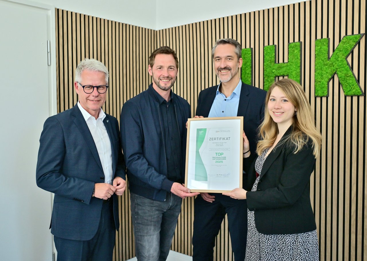 IHK-Nachhaltigkeitsexpertin Coco Büsing und IHK-Hauptgeschäftsführer Jürgen Steinmetz (l.) nahmen das „ROBIN GUT Nachhaltigkeitssiegel“ in Gold aus den Händen von Dieter Könnes (2.v.l.), Gründer der Umweltorganisation „ROBIN GUT“, und Frank Mutschke, Geschäftsführer der DGQA – Deutsche Gesellschaft für Qualitätsanalysen mbH, entgegen. 