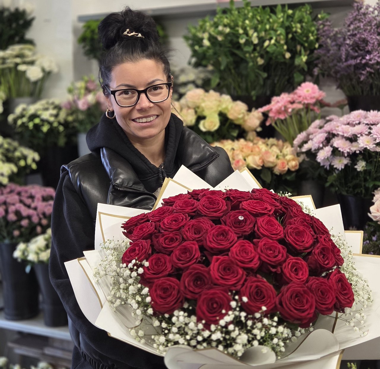 Sabrina Herbeck vom Blumenladen Flora Kreativ hat eine Auszubildende mit Autismus-Spektrum-Störung eingestellt und setzt damit ein klares Zeichen für gelebte Inklusion.