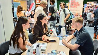 An der Veranstaltung in der Wetthalle und im IHK-Pavillon auf dem Wendersplatz haben 40 Unternehmen und knapp 250 Schülerinnen und Schüler teilgenommen