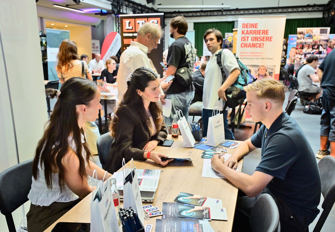 An der Veranstaltung in der Wetthalle und im IHK-Pavillon auf dem Wendersplatz haben 40 Unternehmen und knapp 250 Schülerinnen und Schüler teilgenommen
