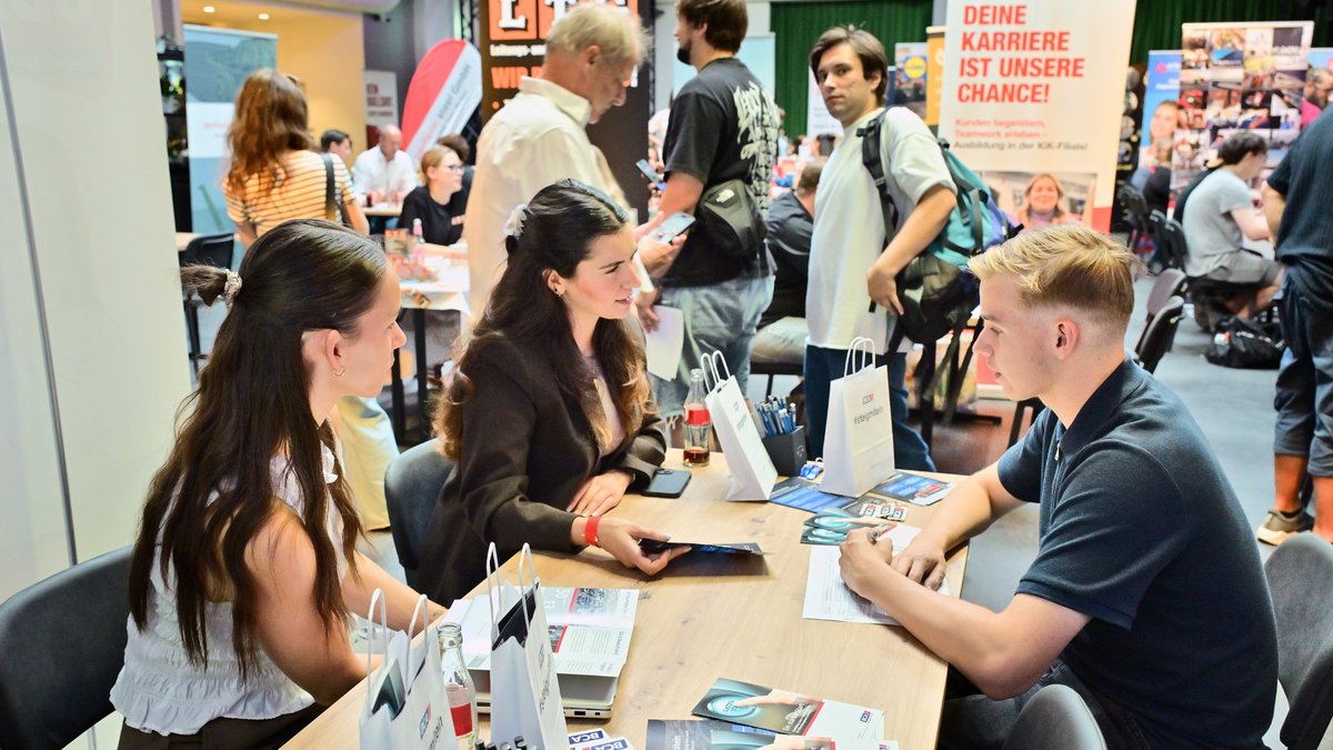 An der Veranstaltung in der Wetthalle und im IHK-Pavillon auf dem Wendersplatz haben 40 Unternehmen und knapp 250 Schülerinnen und Schüler teilgenommen