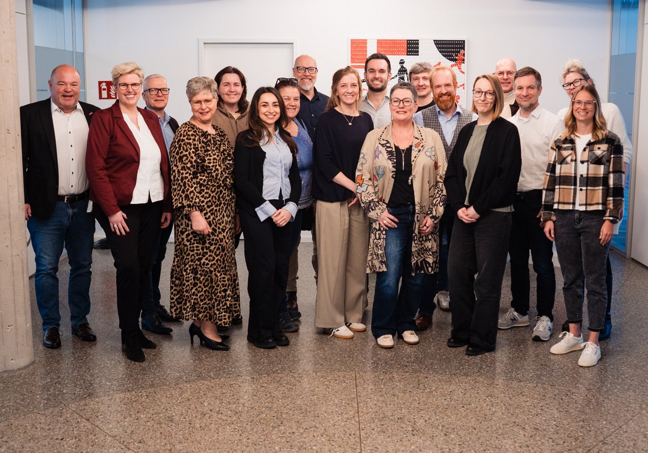 Vertreterinnen und Vertreter der IHK Mittlerer Niederrhein, der Hochschule Niederrhein, verschiedener Wirtschaftsförderungen, der Handwerkskammer Düsseldorf und des DEHOGA haben sich über die Arbeit der Gründungsregion Niederrhein ausgetauscht. Foto: IHK