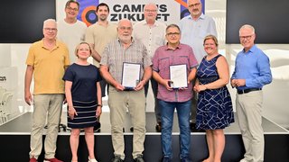Für ihr langjähriges Engagement erhielten Jürgen Bröcker (vorne, 3.v.l.) und Heinz Niemeier (vorne, 3.v.r.) bei der Verabschiedung eine Ehrenurkunde im Beisein von IHK-Hauptgeschäftsführer Jürgen Steinmetz (r.), IHK-Geschäftsführerin Daniela Perner (2.v.r.) und IHK-Referent Joachim Nowak (hinten, l.) sowie einiger neuberufenen Ausschussmitglieder. 