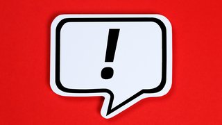 Sprechblase mit einem „Ausrufezeichen“ auf rotem Hintergrund.