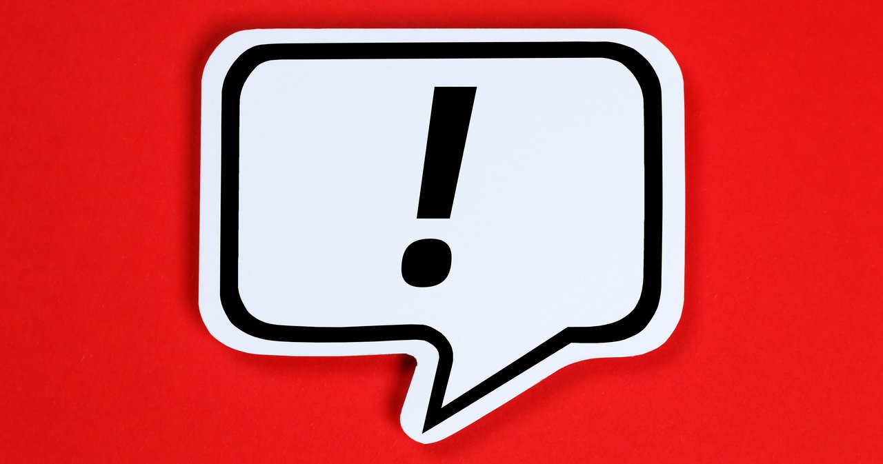 Sprechblase mit einem „Ausrufezeichen“ auf rotem Hintergrund.