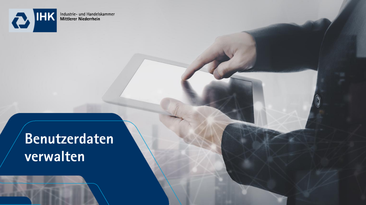 Ein Mann in Anzug bedient ein Tablet; links oben ist das Logo der IHK Mittlerer Niederrhein zu sehen, unten links steht der Text „Benutzerdaten verwalten“.