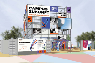 Visualisierung eines modularen Messe- oder Informationspavillons mit großflächigen Bannern zum ‚Campus Zukunft‘ der IHK, gestaltet mit modernen Grafikelementen sowie Bereichen für Information, Orientierung und Austausch im Außenraum.