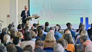 Jürgen Steinmetz, Hauptgeschäftsführer der Industrie- und Handelskammer (IHK) Mittlerer Niederrhein, begrüßte mehr als 220 Prüferinnen und Prüfer zum IHK-Prüferkongress in der Krefelder Yayla-Arena. 