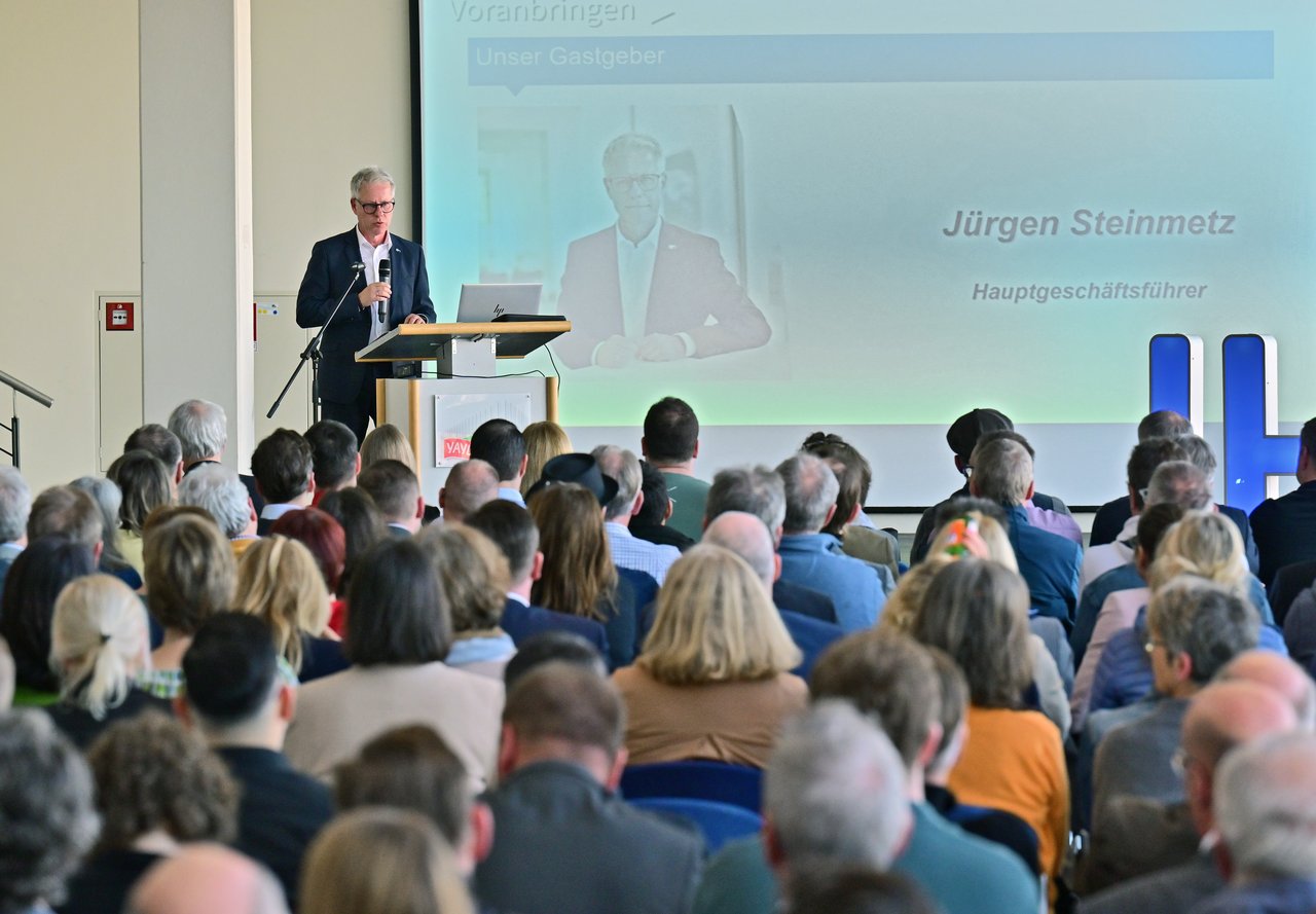 Jürgen Steinmetz, Hauptgeschäftsführer der Industrie- und Handelskammer (IHK) Mittlerer Niederrhein, begrüßte mehr als 220 Prüferinnen und Prüfer zum IHK-Prüferkongress in der Krefelder Yayla-Arena. 