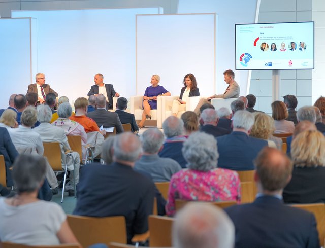 Bild von der Bühne und vom Panel des IHK-Strategieforums 2024 mit dem Schwerpunkt USA.