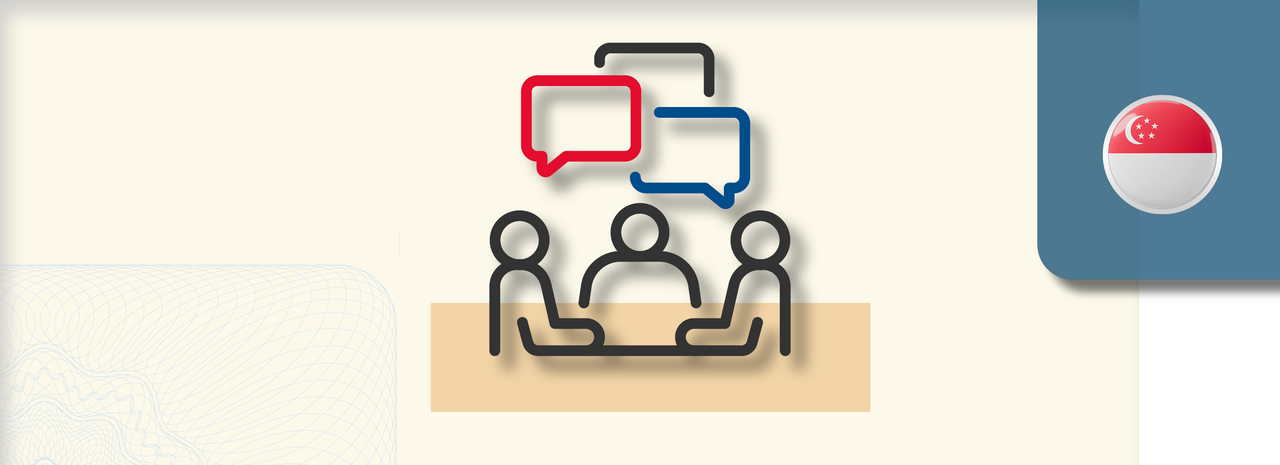 Grafik zeigt drei stilisierte Personen an einem Tisch, darüber drei Sprechblasen in Rot, Blau und Schwarz als Symbol für Kommunikation und Austausch. Rechts oben befindet sich ein rundes Icon mit der Flagge Singapurs.