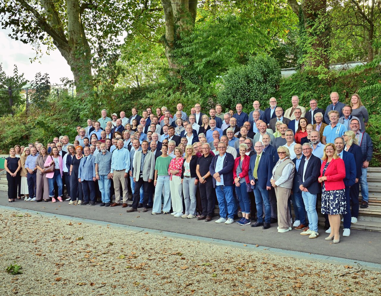 IHK-Prüferehrung 2026: Zusammen stehen die geehrten Prüferinnen und Prüfer für mehrere Jahrhunderte ehrenamtlichen Einsatz und abertausende geprüfte Auszubildende