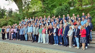 IHK-Prüferehrung 2026: Zusammen stehen die geehrten Prüferinnen und Prüfer für mehrere Jahrhunderte ehrenamtlichen Einsatz und abertausende geprüfte Auszubildende