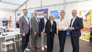 Sie tauschten sich beim Round Table der IHK aus (v.l.): Jürgen Germann (Leiter für Regierungsbeziehungen bei 3M), Dr. Christian Temath (Geschäftsführer der Kompetenzplattform KI.NRW), Markus Schmidt (Teamleiter Ausbildung und Hochschulmarketing der NEW AG), Prof. Dr. Susanne Meyer (Präsidentin der Hochschule Niederrhein), Ina Brandes (Ministerin für Kultur und Wissenschaft des Landes Nordrhein-Westfalen) und IHK-Hauptgeschäftsführer Jürgen Steinmetz. 