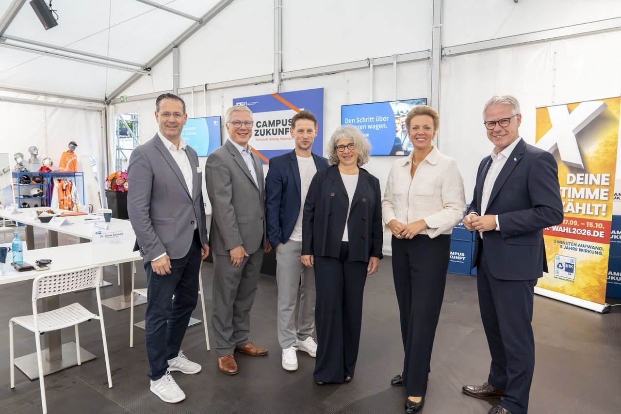 Sie tauschten sich beim Round Table der IHK aus (v.l.): Jürgen Germann (Leiter für Regierungsbeziehungen bei 3M), Dr. Christian Temath (Geschäftsführer der Kompetenzplattform KI.NRW), Markus Schmidt (Teamleiter Ausbildung und Hochschulmarketing der NEW AG), Prof. Dr. Susanne Meyer (Präsidentin der Hochschule Niederrhein), Ina Brandes (Ministerin für Kultur und Wissenschaft des Landes Nordrhein-Westfalen) und IHK-Hauptgeschäftsführer Jürgen Steinmetz. 