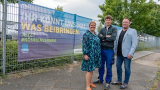 Sie möchten gemeinsam ein Zeichen für Ausbildung setzen: IHK-Geschäftsführerin Daniela Perner und Frank Dohmen (r., Teamleiter HR Recruiting & HR Marketing von der Scheidt & Bachmann GmbH) mit Mats Roeben (dualer Elektrotechnik-Student in Verbindung mit der Ausbildung Elektroniker für Geräte und Systeme).  