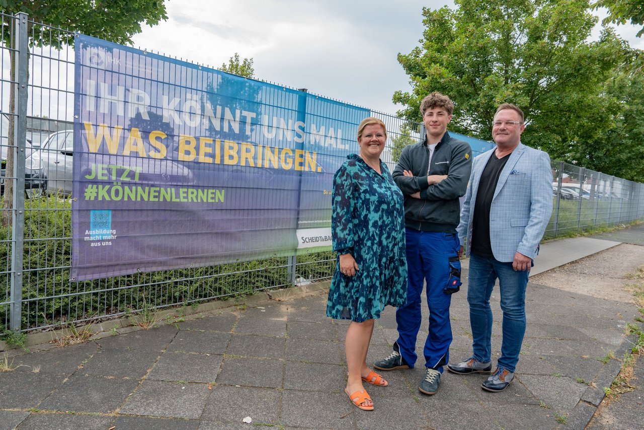 Sie möchten gemeinsam ein Zeichen für Ausbildung setzen: IHK-Geschäftsführerin Daniela Perner und Frank Dohmen (r., Teamleiter HR Recruiting & HR Marketing von der Scheidt & Bachmann GmbH) mit Mats Roeben (dualer Elektrotechnik-Student in Verbindung mit der Ausbildung Elektroniker für Geräte und Systeme).  
