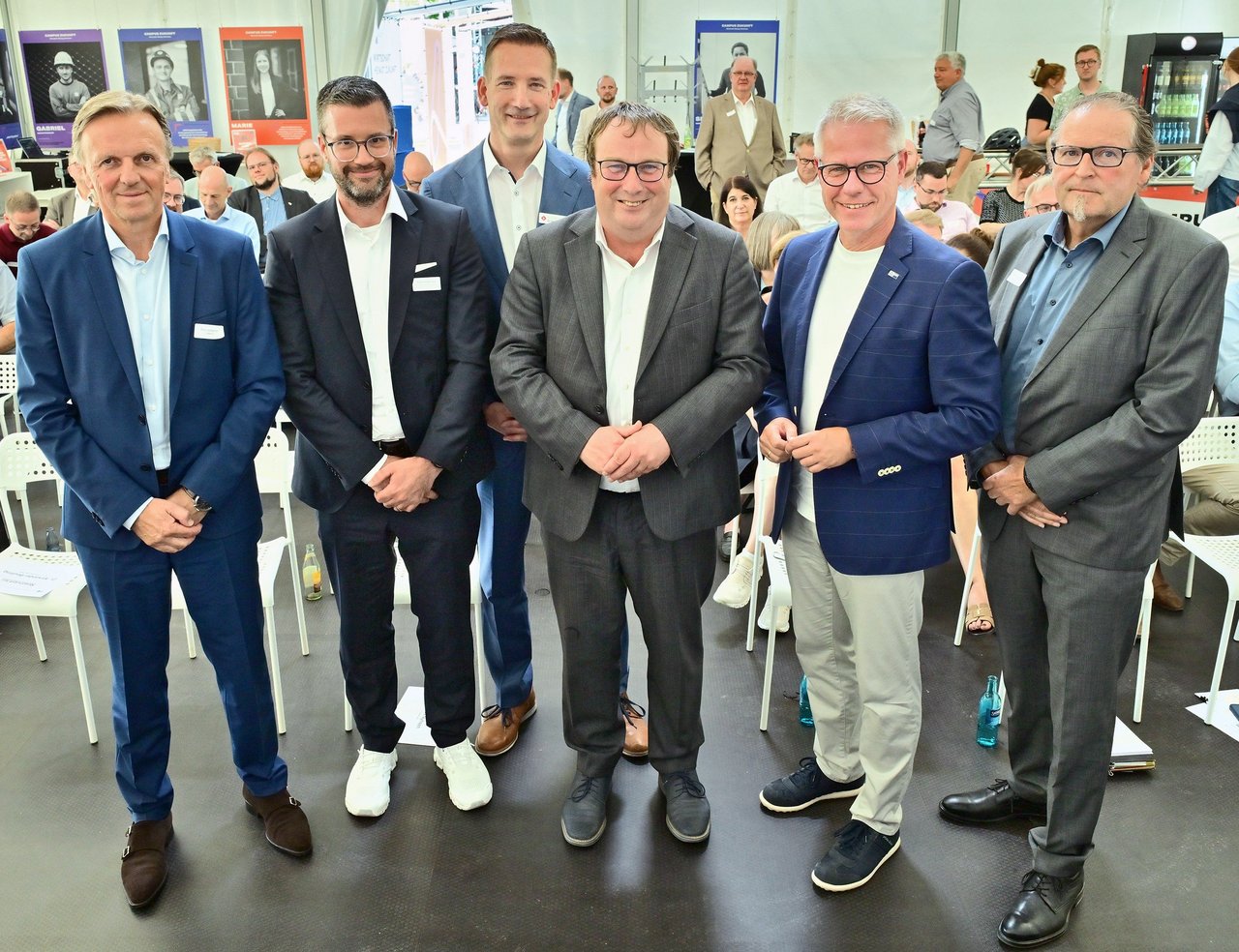 Sie diskutierten beim IHK-Brücken-Talk (v.l.n.r.): Thomas Nyhsen (STRABAG AG), Tobias Haberland (M. Zietzschmann GmbH & Co. KG), Dr. Alexander Beutling (Lenz und Johlen Rechtsanwälte), Oliver Krischer (Minister für Umwelt, Naturschutz und Verkehr des Landes Nordrhein-Westfalen), Jürgen Steinmetz (IHK-Hauptgeschäftsführer) und Dr. Udo Pasderski (DEGES GmbH). 