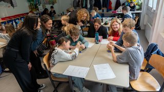 Sie schauten den Grundschülerinnen und -schülern über die Schulter (v.r.): IHK-Geschäftsführerin Daniela Perner, Franziska Orgs von der Sparda Bank West eG, Katja Zielke von der Stiftung Fundacion für Kinder sowie Layal Paczynksi und Julia Rosek vom Bildungsprogramm „TuWaS!“. 