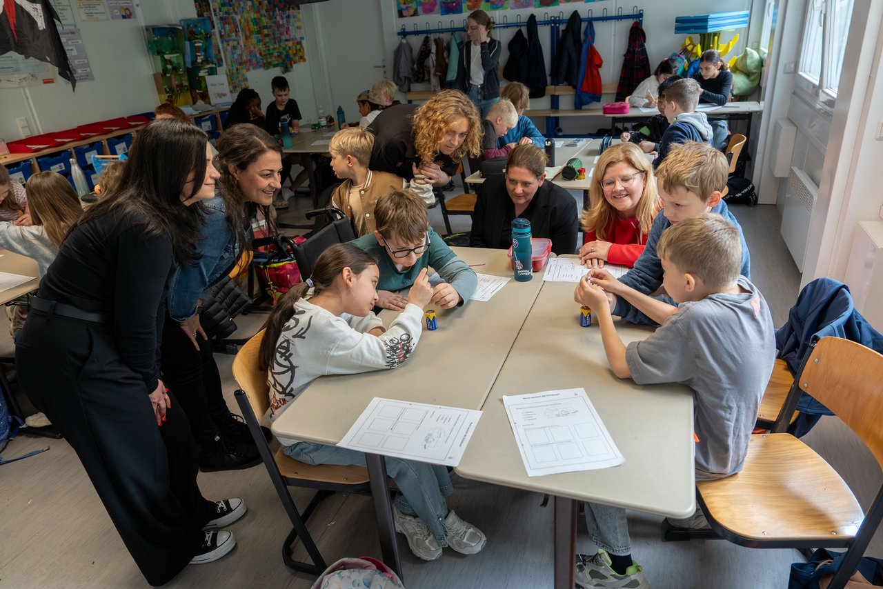Sie schauten den Grundschülerinnen und -schülern über die Schulter (v.r.): IHK-Geschäftsführerin Daniela Perner, Franziska Orgs von der Sparda Bank West eG, Katja Zielke von der Stiftung Fundacion für Kinder sowie Layal Paczynksi und Julia Rosek vom Bildungsprogramm „TuWaS!“. 