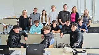 Berufsorientierung stand im Rhein-Maas-Berufskolleg auf dem Stundenplan. Schüler und Lehrerin Eva Terkatz (hinten, l.) begrüßte die Ausbildungsbotschafter Mark Popov, Alina Heizmann, Jan Meyer, Sebastian Knab (hinten, v.l.), IHK-Projektkoordinatorin Stefanie Liebe (hinten, 2.v.r.) sowie Ausbildungsbotschafterin Marie-Elisabeth Hendricks (hinten, r.). 