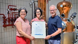 IHK-Hauptgeschäftsführer Jürgen Steinmetz gratulierte Hildegard Reinhardt (M.) und Marlies Mentken zum 250-jährigen Bestehen der Hartges Kornbrennerei GmbH & Co. KG. 		