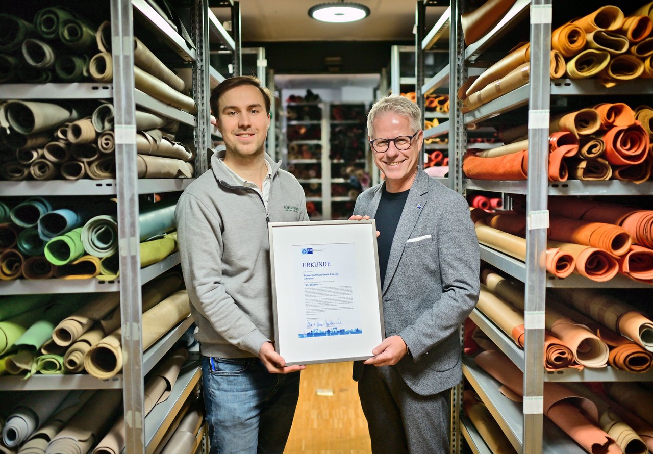 IHK-Hauptgeschäftsführer Jürgen Steinmetz gratulierte dem Unternehmen und überreichte Vincent Bergmans von der Richard Hoffmans GmbH & Co. KG die Jubiläums-Urkunde. 