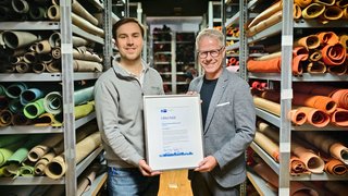 IHK-Hauptgeschäftsführer Jürgen Steinmetz gratulierte dem Unternehmen und überreichte Vincent Bergmans von der Richard Hoffmans GmbH & Co. KG die Jubiläums-Urkunde. 