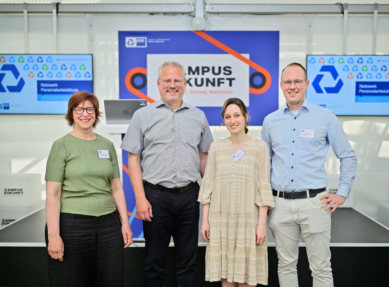 Initiatoren und Referentin des aktuellen Netzwerks Personalentwicklung auf dem Campus Zukunft in Neuss (v.l.): Veronika von Rüden (Referentin der Veranstaltung), Arnd Thierfelder (IHK-Referent Fachkräftesicherung) sowie die IHK-Fachberater Büsra Baran und Larson Arend. 
